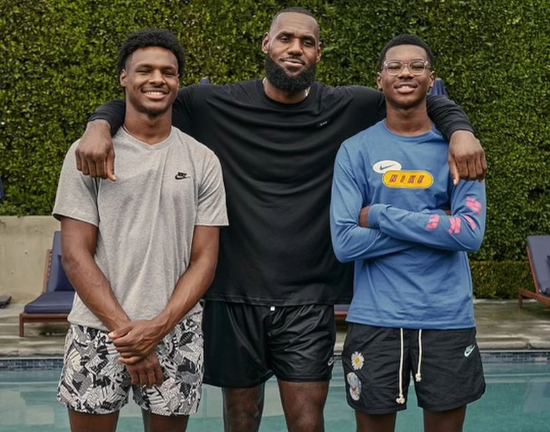 Bronny James, seu pai LeBron James e seu irmão Bryce James