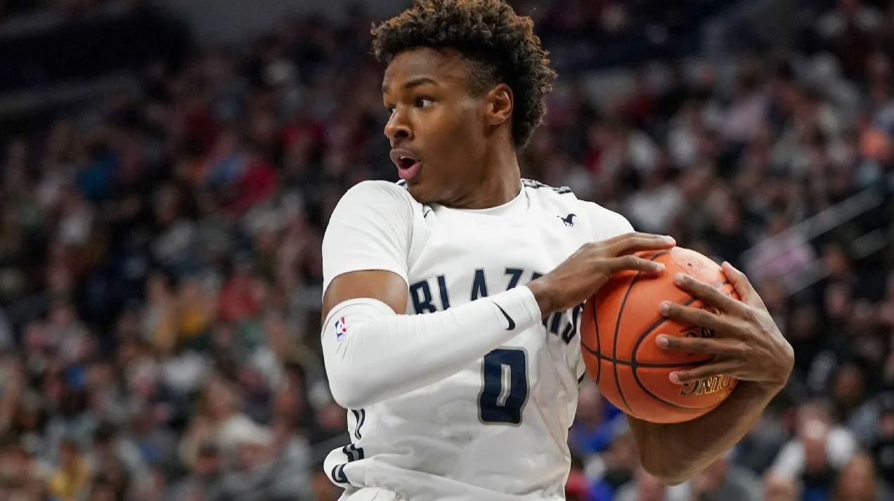 Bronny James com os outros jovens jogadores é uma combinação