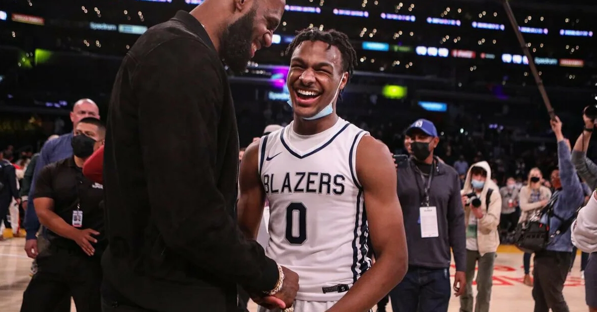 Bronny James mostra que a mídia social é uma ferramenta poderosa para construir