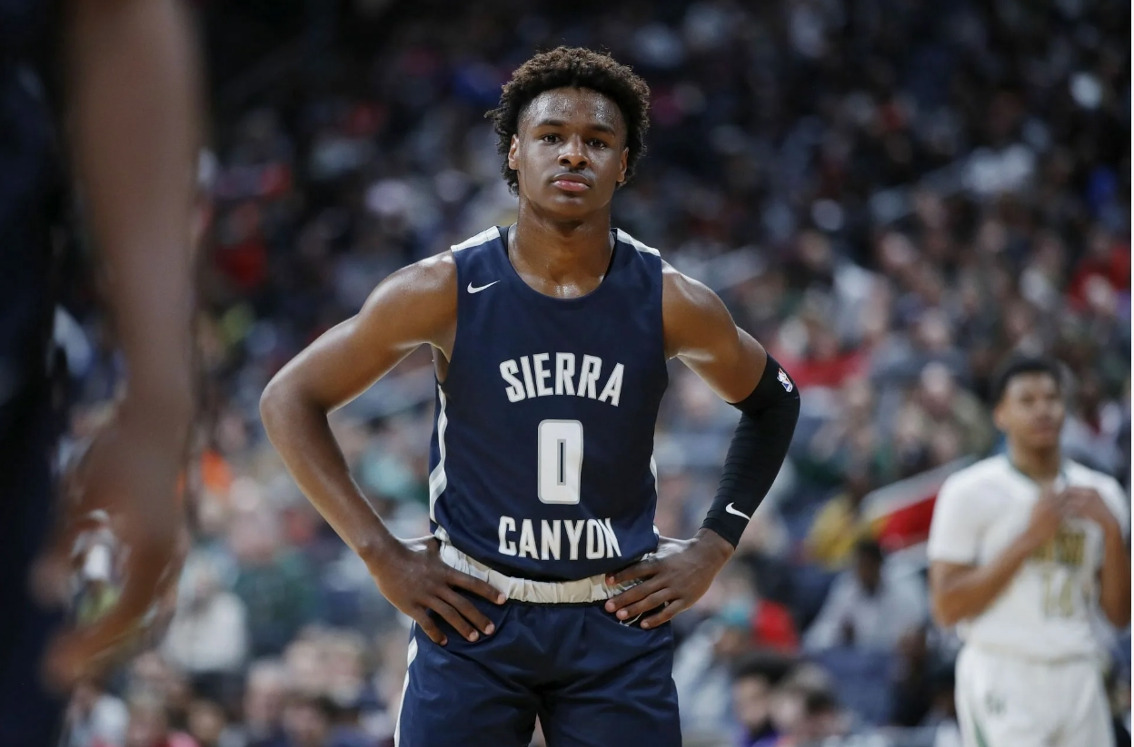 Bronny James possui excelente preparo físico, que inclui não apenas velocidade e agilidade