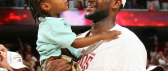 LeBron James assistiu a um jogo em que seu filho Bronny jogou e acabou marcando 16 pontos