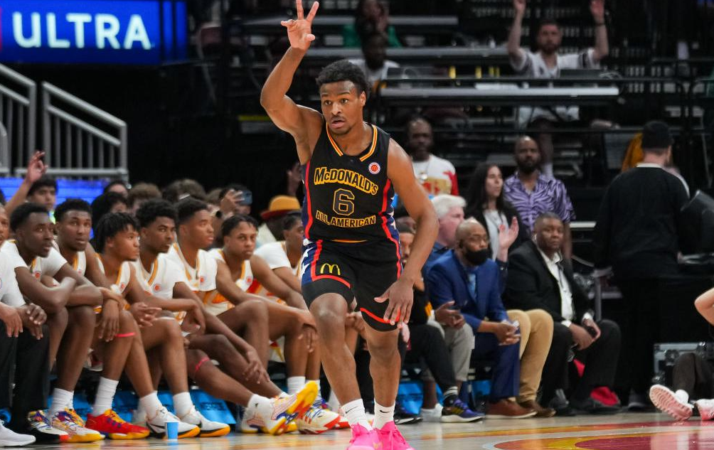 LeBron James assistiu a um jogo em que seu filho Bronny jogou e acabou marcando 16 pontos