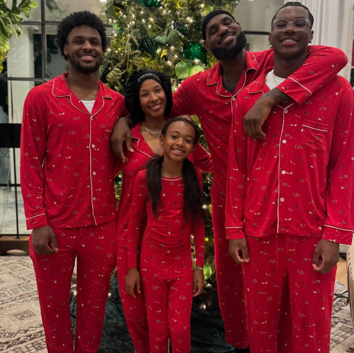 LeBron James comemora o Natal com a família e conquista histórica da NBA